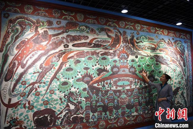 圖為通過(guò)數(shù)字化采集后打印展出的大幅高保真莫高窟復(fù)制壁畫(huà)320窟“散花飛天”。(資料圖) 楊艷敏 攝