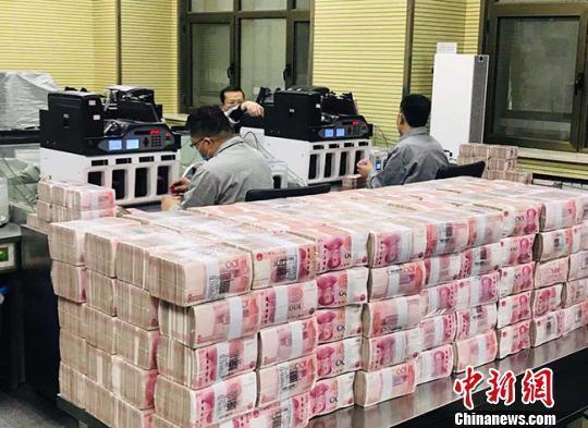 資料圖：銀行點鈔員在工作。艾慶龍 攝
