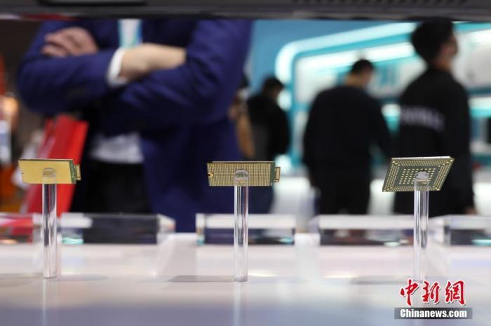 資料圖：多家國際芯片制造龍頭企業(yè)展示最新設(shè)備和產(chǎn)品。 <a target='_blank' href='/'>中新社</a>記者 張亨偉 攝
