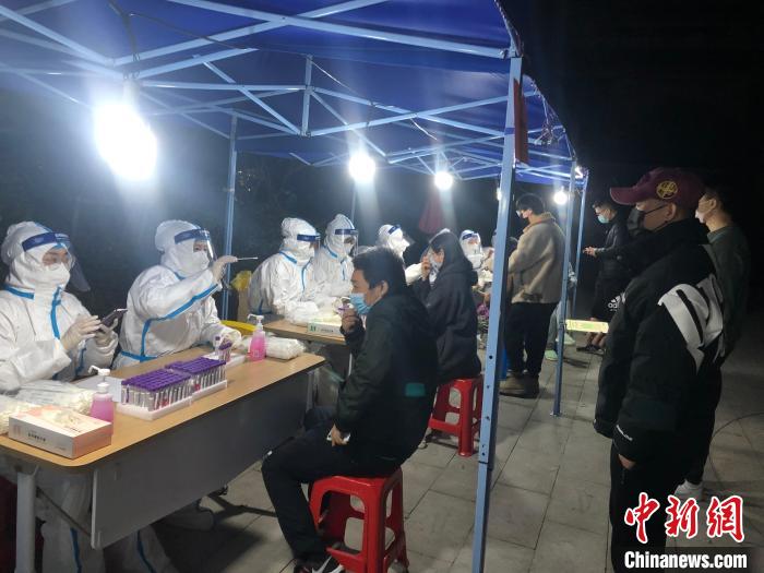 杭州中風險區(qū)域所在小區(qū)開展核酸檢測?！∈捝絽^(qū)委宣傳部供圖