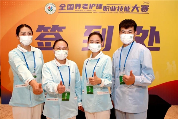 據(jù)悉,本次大賽是我國養(yǎng)老服務(wù)領(lǐng)域首次舉辦的競賽規(guī)格最高、參與人數(shù)最多、技能水平最高、影響力最廣的職業(yè)技能大賽。有來自全國各省(自治區(qū)、直轄市)和新疆生產(chǎn)建設(shè)兵團的32支代表隊128名選手參加比賽。比賽主要包括理論知識和操作技能考核兩部分。理論知識主要考核養(yǎng)老護理員對《養(yǎng)老護理員國家職業(yè)技能標(biāo)準(zhǔn)(2019年版)》知識要求的理解掌握;操作技能主要考核養(yǎng)老護理員針對老年人身體、精神狀況提供生活照護、基礎(chǔ)照護、康復(fù)服務(wù)、心理支持等服務(wù)的實操能力。