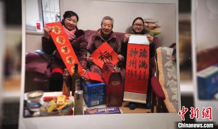 幸存者老人們把紀念館的工作人員和志愿者們當(dāng)成了親人，大家也把老人們當(dāng)成了自己的親爺爺親奶奶?！∧暇┣秩A日軍受害者援助協(xié)會供圖