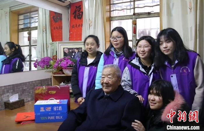 紀念館志愿者們和幸存者老人在一起?！∧暇┣秩A日軍受害者援助協(xié)會供圖