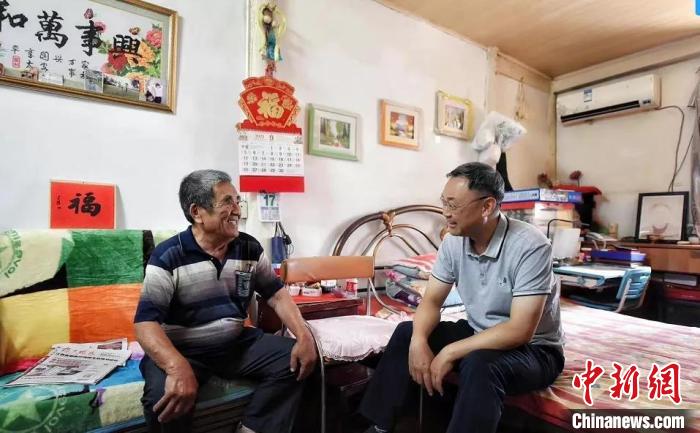 每逢節(jié)假日，援助協(xié)會總是挨家挨戶上門慰問幸存者老人們?！∧暇┣秩A日軍受害者援助協(xié)會供圖