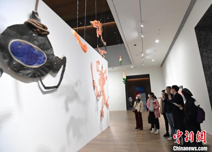 觀眾參觀展覽?！“苍?攝