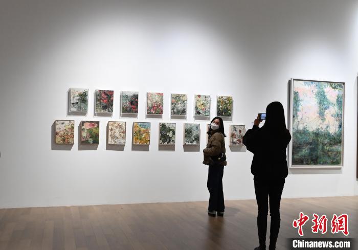 觀眾在展覽廳拍照留念?！“苍?攝