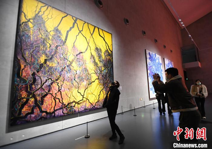 觀眾在展覽廳拍照留念?！“苍?攝