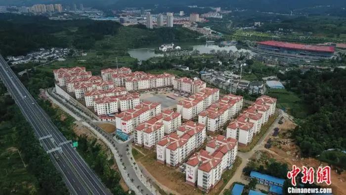 2020年7月，航拍貴州省遵義市湄潭縣黃家壩街道田壩社區(qū)崇德小區(qū)移民安置點(diǎn)。<a target='_blank' href='/'>中新社</a>記者 瞿宏倫 攝