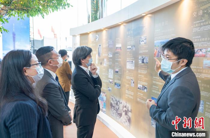 “同舟共濟(jì) 志同道合”港穗雙城圖片展覽在香港交易廣場開幕，圖為香港嘉賓觀看展覽。　香港地方志中心供圖