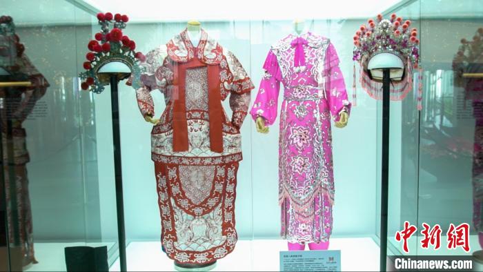 “同舟共濟(jì) 志同道合”港穗雙城圖片展覽展出香港八和會館借出的汪明荃及羅家英戲服?！∠愀鄣胤街局行墓﹫D