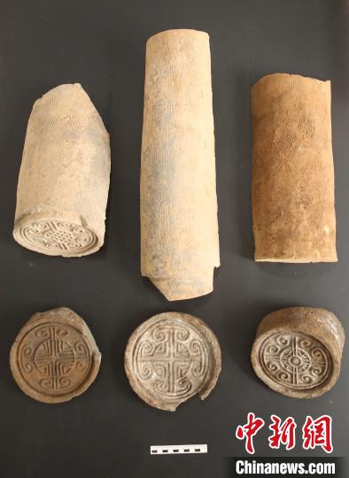 陶窯遺址出土的筒瓦及瓦當(dāng)組合。　陜西省考古研究院供圖