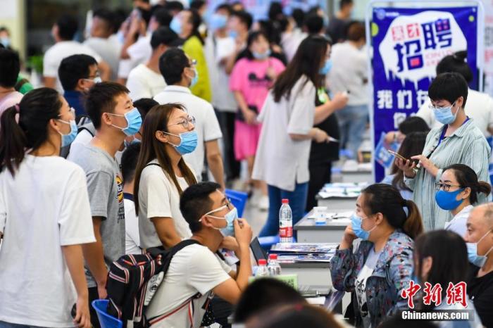 資料圖：求職者在會場尋覓工作崗位。
<a target='_blank' href='/'>中新社</a>記者 武俊杰 攝