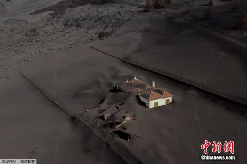 西班牙拉帕爾馬島火山持續(xù)噴發(fā) 附近房屋遭“堵門(mén)”