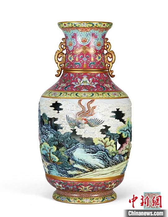 清乾隆御制洋彩雕瓷“有鳳來(lái)儀”大轉(zhuǎn)心瓶。保利拍賣供圖