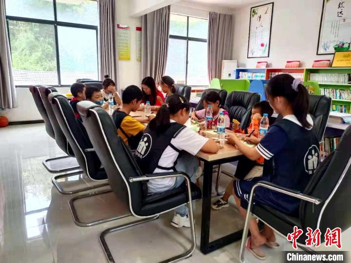 南漳縣長(zhǎng)坪鎮(zhèn)園家灣易遷安置點(diǎn)，孩子們?cè)趫D書(shū)室看書(shū)學(xué)習(xí) (資料圖) 長(zhǎng)坪社區(qū)居委會(huì)提供