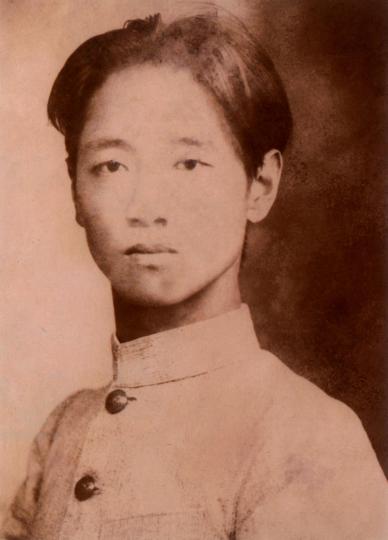 1930年考入山東大學(xué)后臧克家學(xué)籍卡上的照片?！∴嵦K伊提供