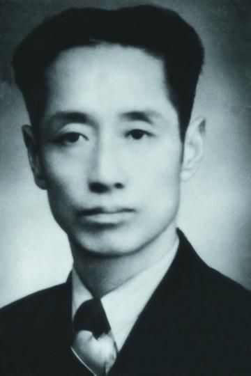 臧克家1946年11月攝于上海?！∴嵦K伊提供