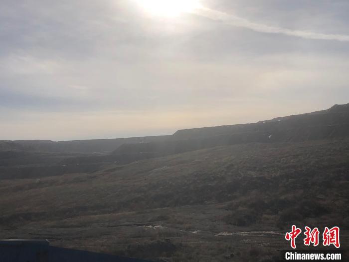 在中午陽(yáng)光照射下，填埋過(guò)的土地上不時(shí)冒出陣陣白煙?！±钔ヒ?攝