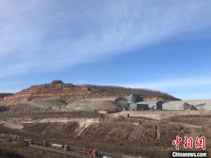 在杜西溝村向遠(yuǎn)處山頭望去，可看到一座山頭有兩種顏色，有明顯開(kāi)采、回填的痕跡?！±钔ヒ?攝