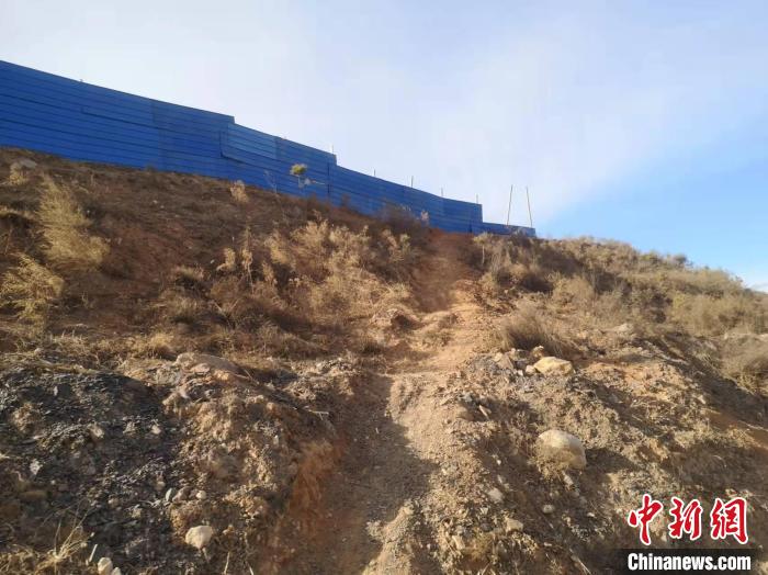 與事發(fā)盜采點(diǎn)隔路相對(duì)的村西處，一大片場(chǎng)地被圍欄圍住，有的大坑未來(lái)得及填埋?！±钔ヒ?攝