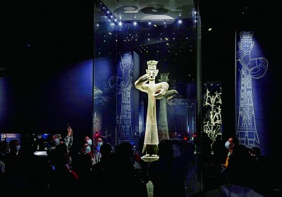 10月29日，參觀者在三星堆博物館內(nèi)欣賞展品。    圖片來源：新華社