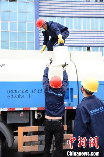 疫情期間，藍保公司員工正在裝運捐贈的桶裝次氯酸84消毒液(資料圖)?！￡惣伪蠊﹫D