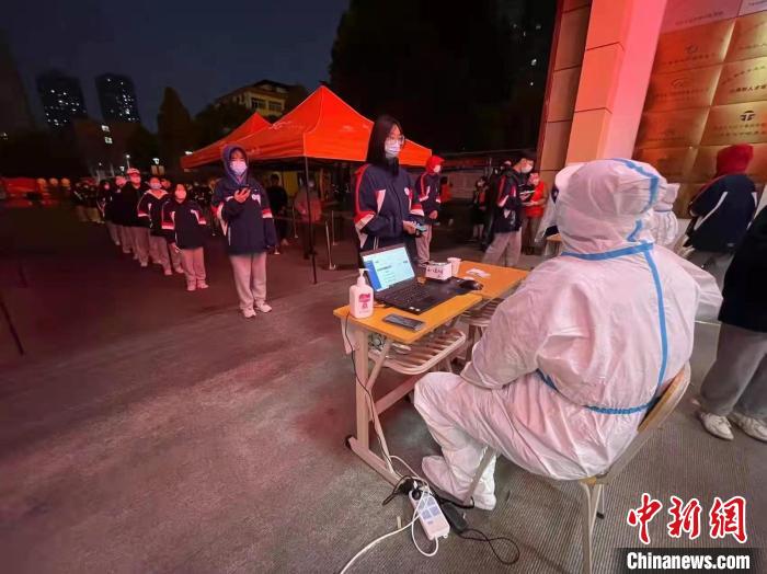 圖為西安中院法官干警在抗疫一線。　西安中院 供圖