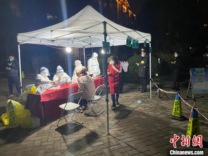圖為西安南郊一小區(qū)內(nèi)的核酸檢測點(diǎn)?！堃怀?攝