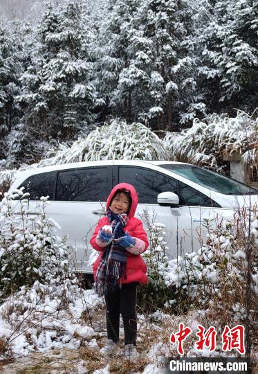 圖為：浙江金華一名小朋友在山林中玩雪?！堎?通訊員) 攝