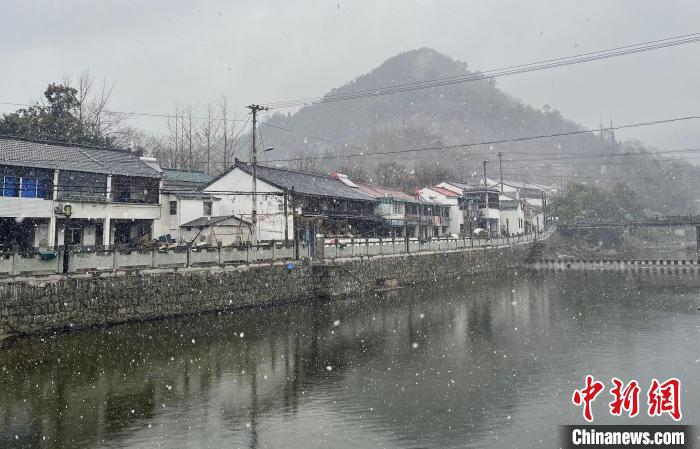 圖為：寧波四明山雪花飄落?！”R皖娜(通訊員) 攝