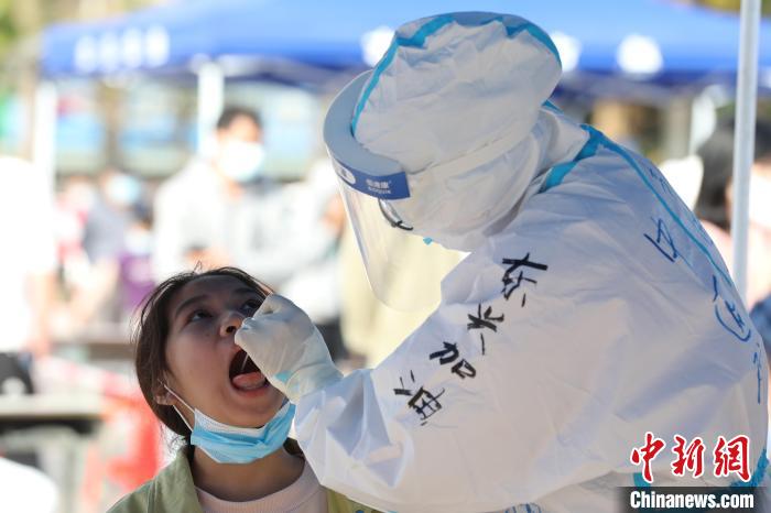 圖為醫(yī)護(hù)人員為民眾開展核酸采樣?！〔軙早?攝