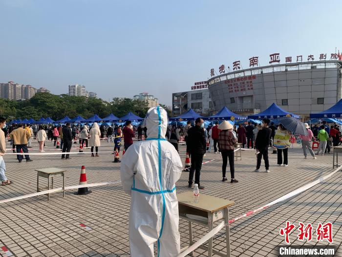 民眾排隊(duì)進(jìn)行核酸采樣?！√K世鈺 攝