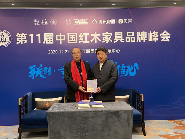 卓木王董事長(zhǎng)杜承三、總裁杜長(zhǎng)江與故宮學(xué)院院長(zhǎng)、故宮博物院原院長(zhǎng)、中國(guó)文物學(xué)會(huì)會(huì)長(zhǎng)單霽翔（右）進(jìn)行匠心傳承贈(zèng)書儀式
