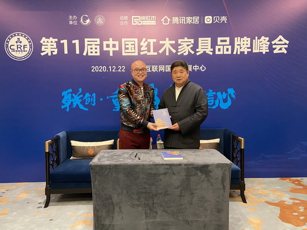 卓木王董事長(zhǎng)杜承三、總裁杜長(zhǎng)江與故宮學(xué)院院長(zhǎng)、故宮博物院原院長(zhǎng)、中國(guó)文物學(xué)會(huì)會(huì)長(zhǎng)單霽翔（右）進(jìn)行匠心傳承贈(zèng)書儀式