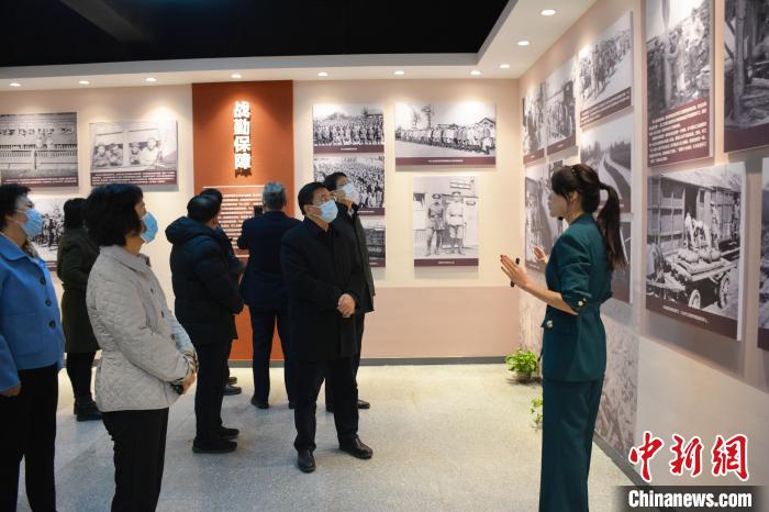 山東省委統(tǒng)戰(zhàn)部分管日常工作的副部長李琥一行觀展。　呂妍 攝