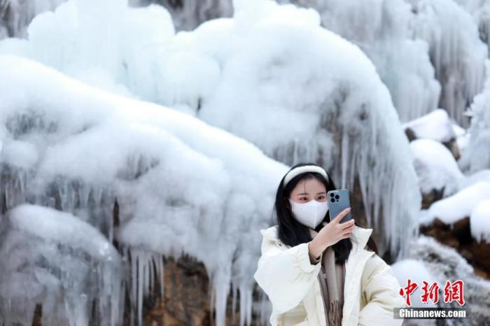 2022年1月3日，元旦假期，河南省北部的世界地質(zhì)公園云臺山內(nèi)冰瀑冰掛景觀吸引游人。 <a target='_blank' href='/'>中新社</a>發(fā) 石光明 攝 圖片來源：CNSPHOTO