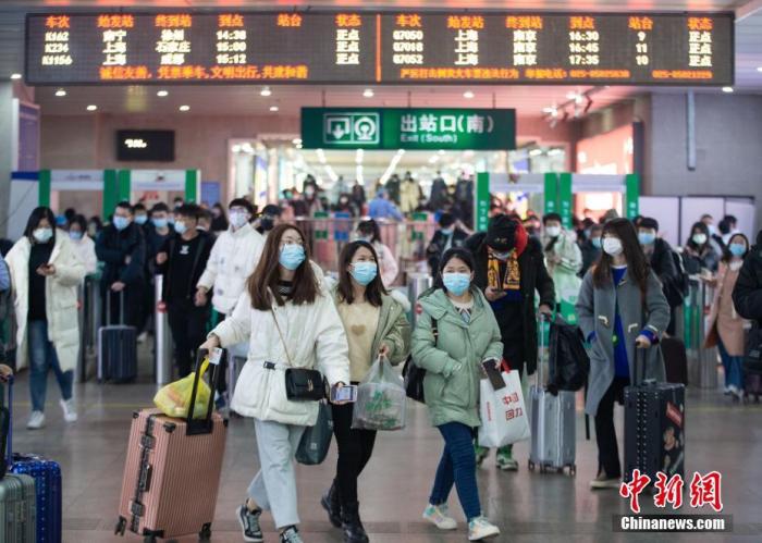 2022年1月3日，旅客從南京火車站出站口出站。當(dāng)日是元旦假期最后一天，外出游玩、探親的旅客陸續(xù)返程，鐵路迎來返程客流。 圖片來源：ICphoto