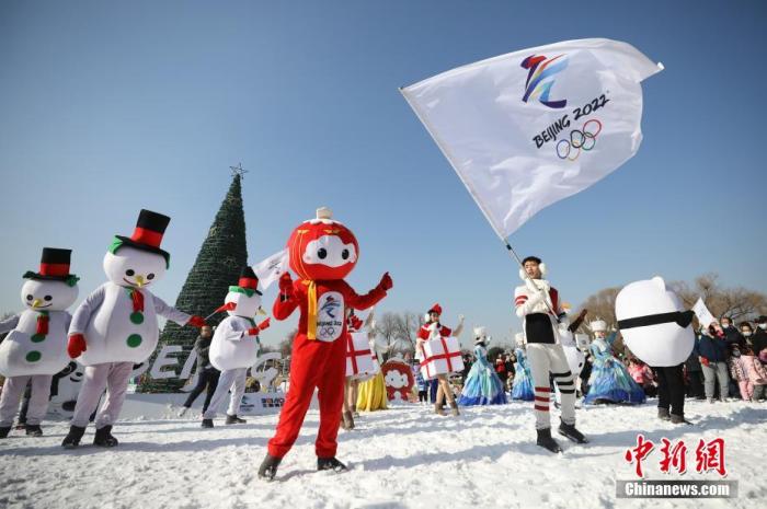 1月1日，北京世界公園“冬日戀歌”冰雪主題巡游。世界公園近日推出歡樂冰雪季暨“北奧探夢”冰雪嘉年華，包括冬奧知識(shí)科普活動(dòng)等主題活動(dòng)，以冬奧文化為核心，助力北京2022年冬奧會(huì)。 <a target='_blank' href='/'>中新社</a>記者 趙雋 攝