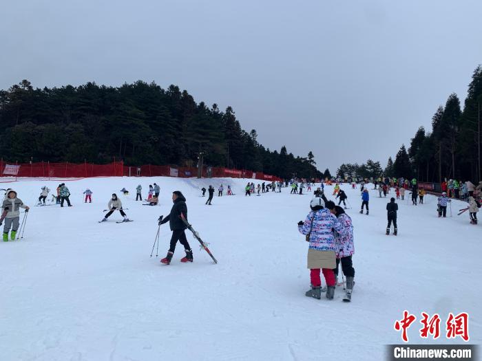 圖為江西明月山滑雪場(chǎng)內(nèi)游客正在學(xué)習(xí)、練習(xí)滑雪。　李韻涵 攝