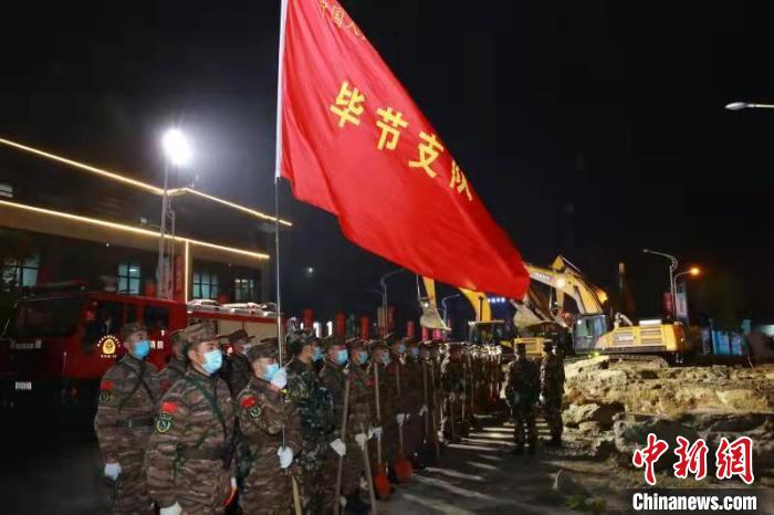 圖為救援現(xiàn)場(chǎng)?！∥渚吂?jié)支隊(duì) 攝