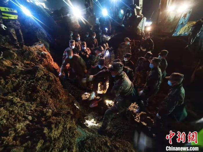 圖為救援現(xiàn)場(chǎng)?！∥渚吂?jié)支隊(duì) 攝