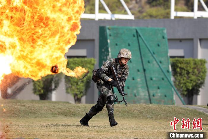 步兵班戰(zhàn)斗動作演練?！∪~華敏 攝