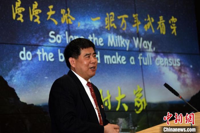 中科院國家天文臺韓金林研究員在發(fā)布會上介紹FAST在脈沖星搜尋方面科研進(jìn)展?！?lt;a target='_blank' href='/'>中新社</a>記者 孫自法 攝