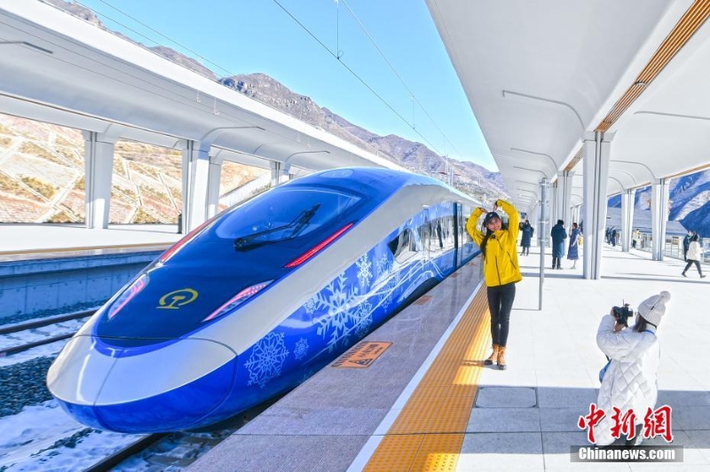奧運版復(fù)興號智能動車組在京張高鐵上線
