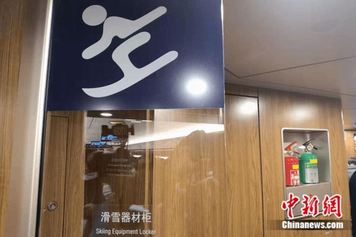 動(dòng)車(chē)組的1、4、8號(hào)車(chē)廂兩端設(shè)置了滑雪器材存放柜。<a target='_blank' href='/' >中新網(wǎng)</a>記者 張旭 攝