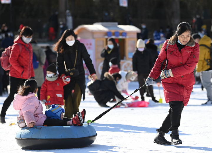 　1月2日，在北京市陶然亭公園冰雪嘉年華中，家長和孩子共享冰雪樂趣。新華社記者 李賀 攝