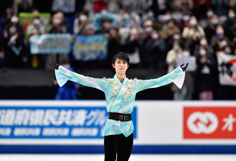 羽生結(jié)弦在男子單人滑自由滑比賽結(jié)束后向觀眾致意。新華社記者 張笑宇 攝
