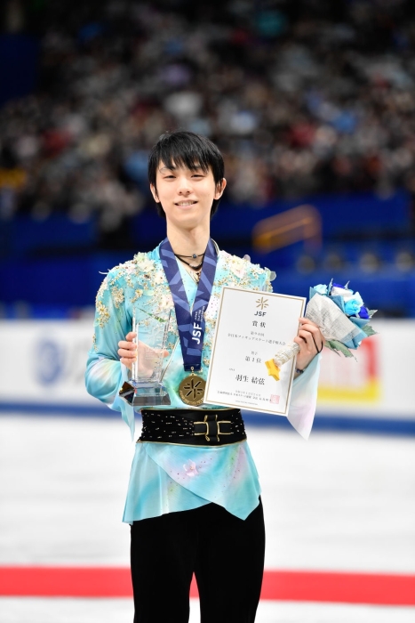 羽生結(jié)弦在頒獎(jiǎng)典禮上。新華社記者 張笑宇 攝