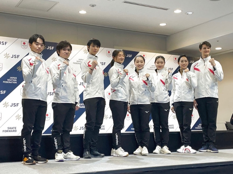 參加北京冬奧會(huì)的日本花滑運(yùn)動(dòng)員鍵山優(yōu)真、宇野昌磨、羽生結(jié)弦、坂本花織、樋口新葉、河邊愛(ài)菜、小松原美里、小松原尊（從左至右）在新聞發(fā)布會(huì)上合影。新華社記者 楊汀 攝