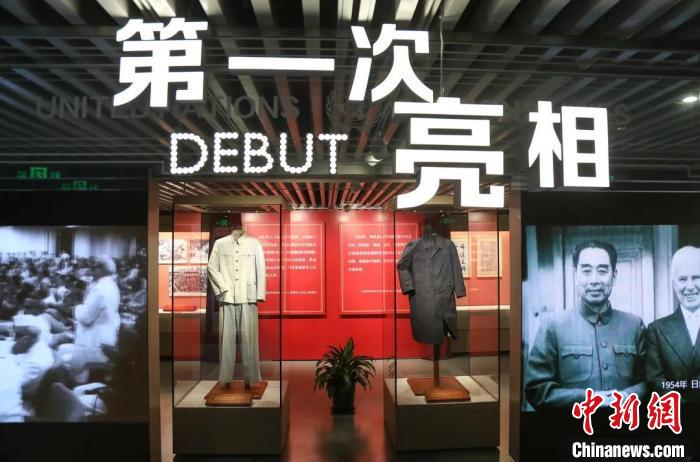 為慶祝建黨百年，周恩來(lái)總理兩套珍貴革命藏品在中共一大紀(jì)念館展覽?！钊A青 攝